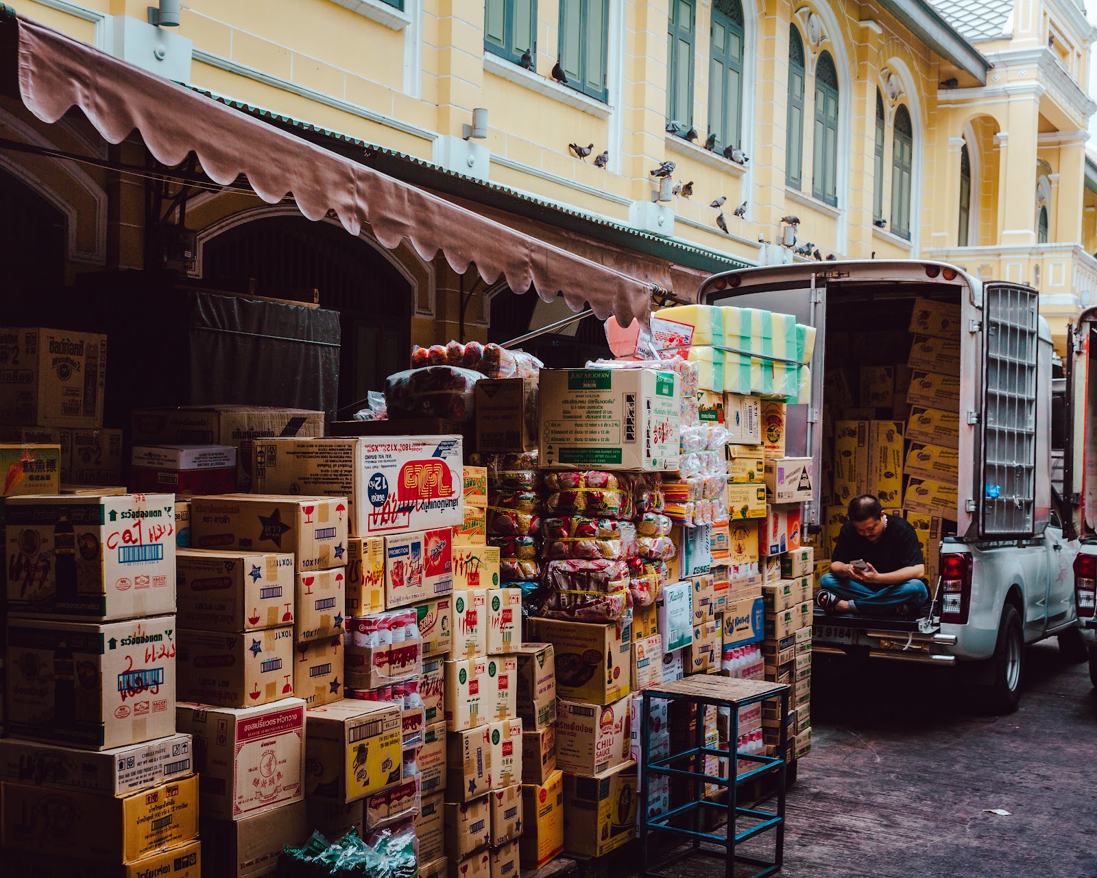 Delivering food packaging boxes Delivering food packaging boxes
